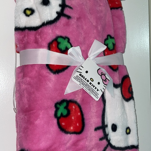 Hello Kitty Faux Fur Strawberry Throw blanket - Picture 4 of 5